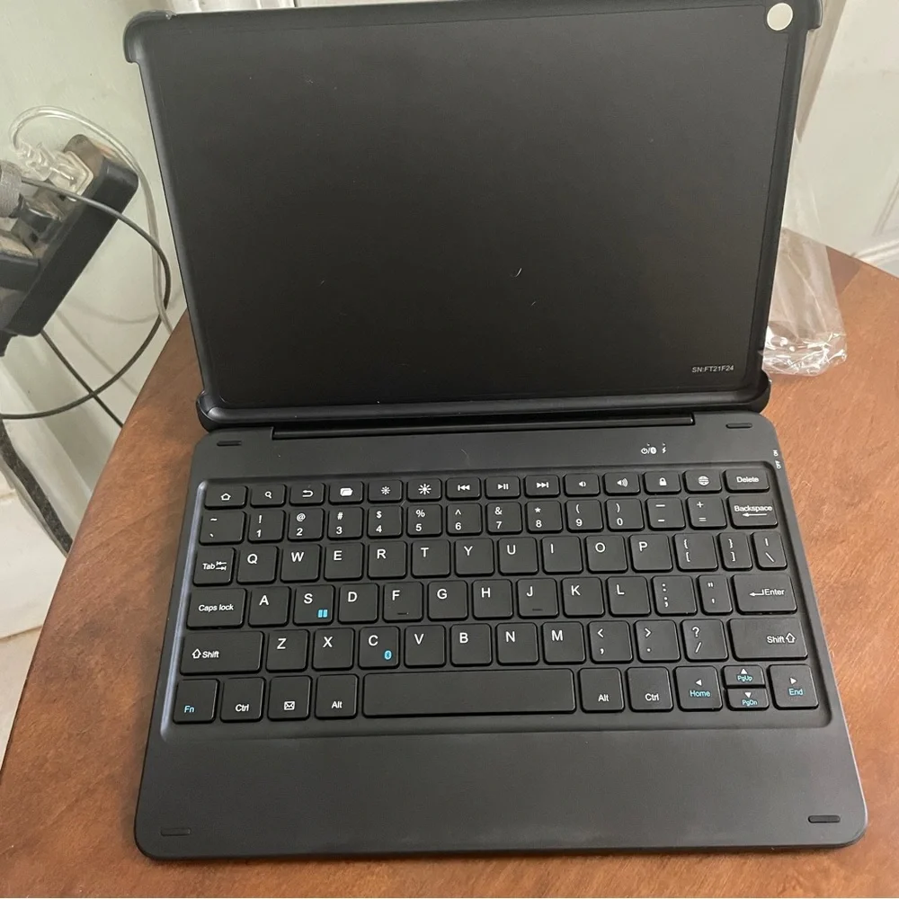 NWT wireless keyboard for fire HD 10 with detachable case. New in box, not used